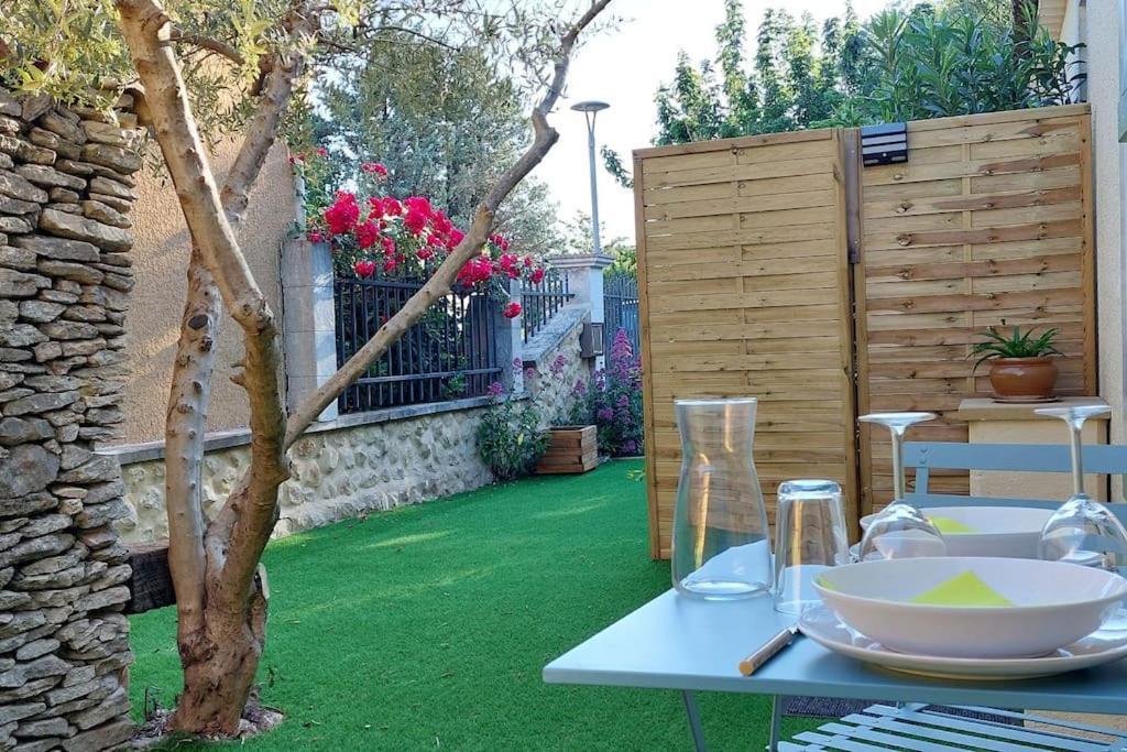Gite De L'Olivier, Classe, Climatise, Jardin Avec Parking Gratuit Devant Le Logement Et A 5 Minutes Du Centre-Ville A Pied LʼIsle-sur-la-Sorgue المظهر الخارجي الصورة