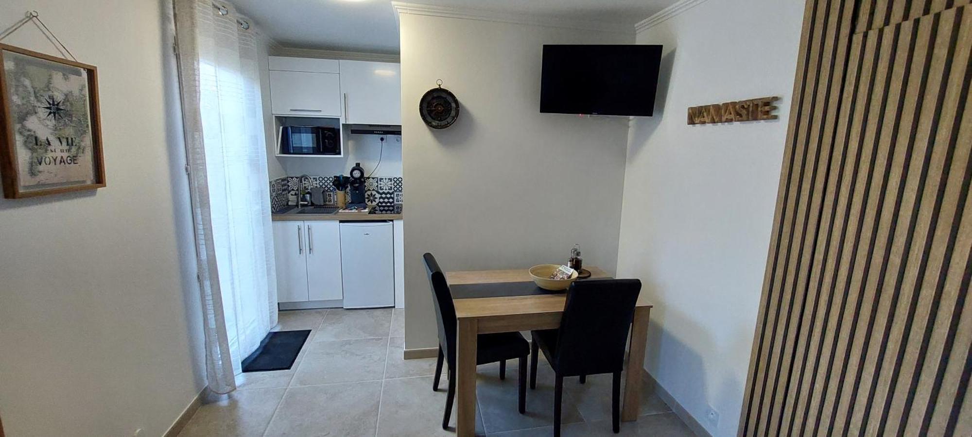 Gite De L'Olivier, Classe, Climatise, Jardin Avec Parking Gratuit Devant Le Logement Et A 5 Minutes Du Centre-Ville A Pied LʼIsle-sur-la-Sorgue المظهر الخارجي الصورة